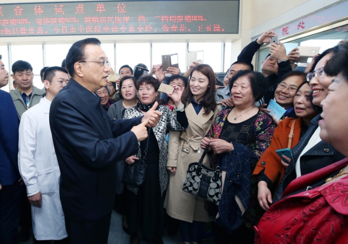 2017年4月20日，李克強(qiáng)總理在山東威海孫家疃醫(yī)院考察醫(yī)養(yǎng)結(jié)合情況。