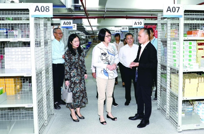 廣西壯族自治區(qū)藥監(jiān)局局長(zhǎng)文東旭（中）帶領(lǐng)檢查組深入藥品批發(fā)企業(yè)儲(chǔ)存庫(kù)檢查。