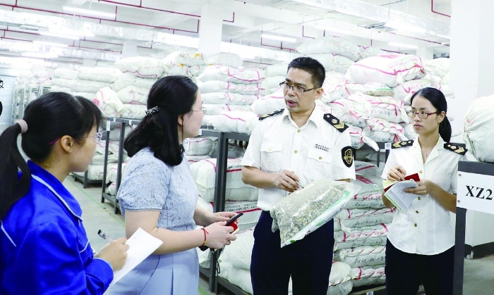 藥品生產(chǎn)監(jiān)管人員深入藥企開展中藥飲片質(zhì)量集中整治專項(xiàng)檢查。