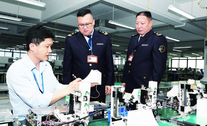 醫(yī)療器械監(jiān)管人員深入醫(yī)療器械生產(chǎn)車間開展質(zhì)量安全監(jiān)督檢查。