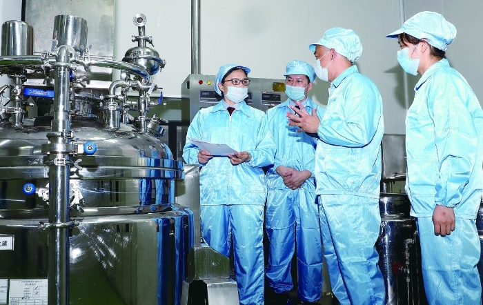 化妝品監(jiān)管人員深入化妝品生產(chǎn)企業(yè)開展日常監(jiān)督檢查。