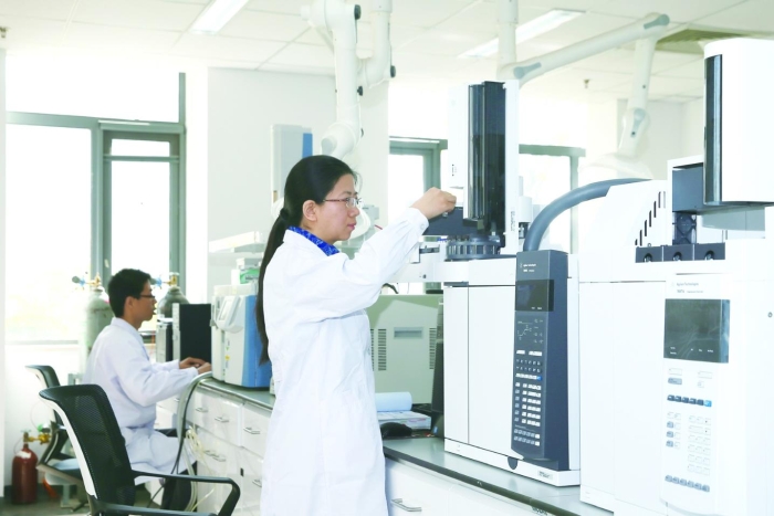 中檢院化學藥品檢定所工作人員正在進行檢驗檢測工作。