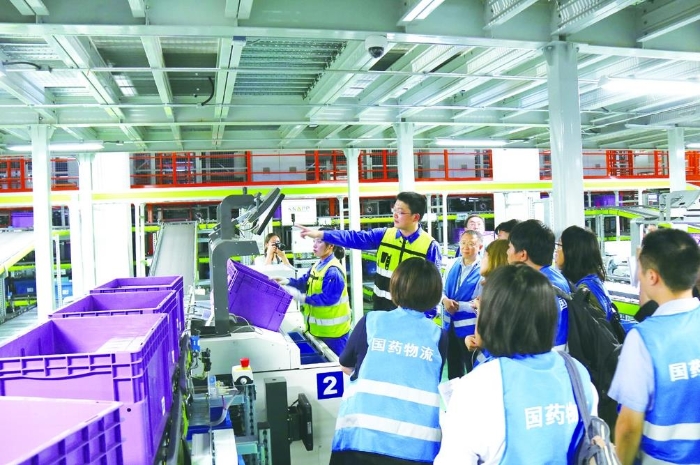 國家藥監(jiān)局于今年6月組織了“壯麗70年·奮斗新時代”媒體走基層活動，挖掘藥監(jiān)故事，記錄行業(yè)聲音，書寫時代新風(fēng)貌。