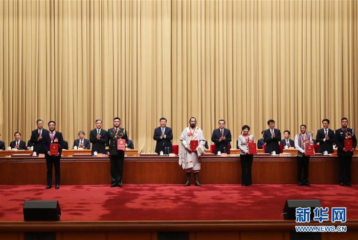 2.習(xí)近平等向受表彰的模范集體和模范個(gè)人代表頒獎(jiǎng)。