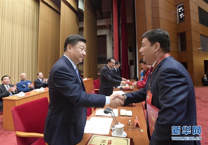 4.9月27日，全國(guó)民族團(tuán)結(jié)進(jìn)步表彰大會(huì)在北京舉行。這是習(xí)近平等向受表彰的模范集體和模范個(gè)人代表頒獎(jiǎng)。 新華社記者 李學(xué)仁 攝