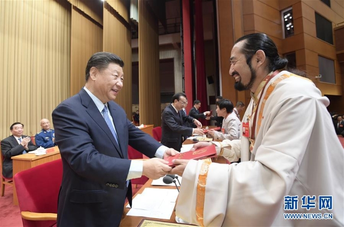 5.9月27日，全國(guó)民族團(tuán)結(jié)進(jìn)步表彰大會(huì)在北京舉行。這是習(xí)近平等向受表彰的模范集體和模范個(gè)人代表頒獎(jiǎng)。