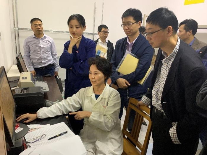 圖為參會人員參觀金華市中心醫(yī)院了解其信息化建設(shè)情況。何璇 攝