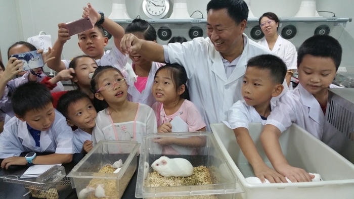 海南省開展藥品檢驗(yàn)試驗(yàn)室開放日活動(dòng)