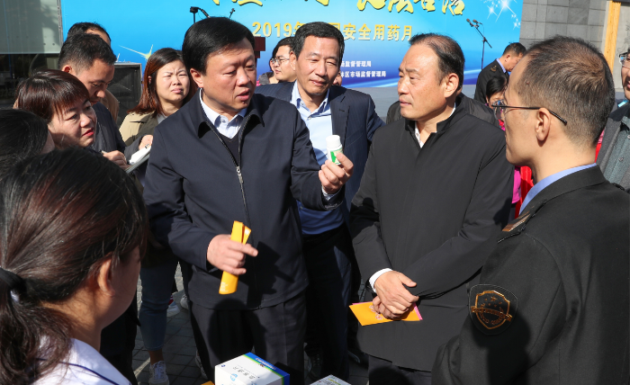 圖為參加活動(dòng)的領(lǐng)導(dǎo)在現(xiàn)場(chǎng)視察。（趙光 攝）.j.png