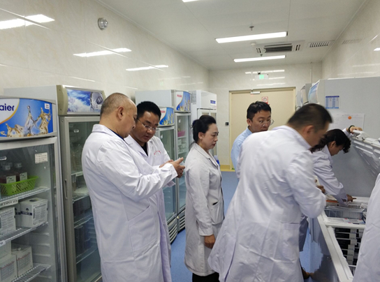 11月5日，醫(yī)療器械檢查員于使用單位檢查。新疆局供圖