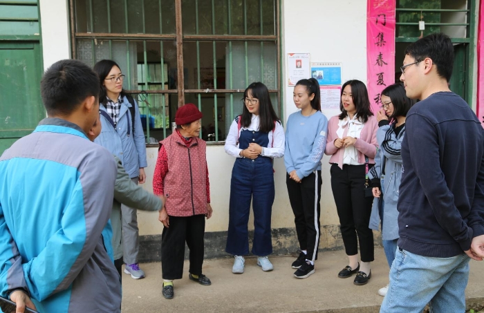 在武當(dāng)鎮(zhèn)崗上村進(jìn)行精準(zhǔn)扶貧專項調(diào)研并慰問4戶貧困戶