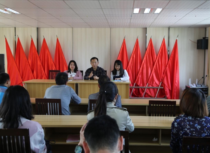 調(diào)研團(tuán)代表為武當(dāng)鎮(zhèn)領(lǐng)導(dǎo)班子成員及村民代表進(jìn)行用藥安全知識科普