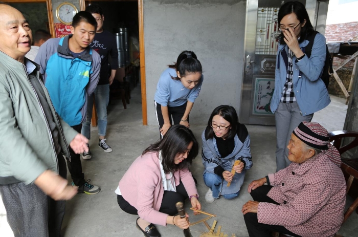 在武當(dāng)鎮(zhèn)崗上村進(jìn)行精準(zhǔn)扶貧專項調(diào)研并慰問4戶貧困戶.