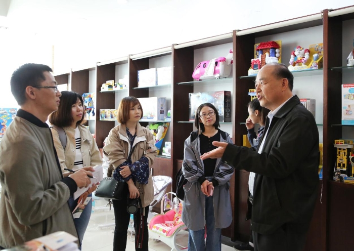 走訪龍南經(jīng)濟(jì)技術(shù)開發(fā)區(qū)勤業(yè)科技、匯森家具等出口型代工企業(yè)了解龍南工業(yè)發(fā)展情況。