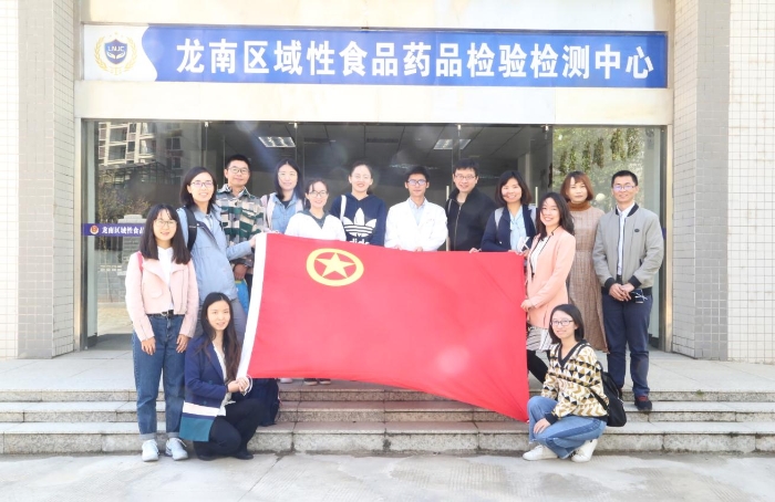 調(diào)研團(tuán)在國家藥監(jiān)局對口支援項目“龍南區(qū)域性食品藥品檢驗檢測中心”了解情況