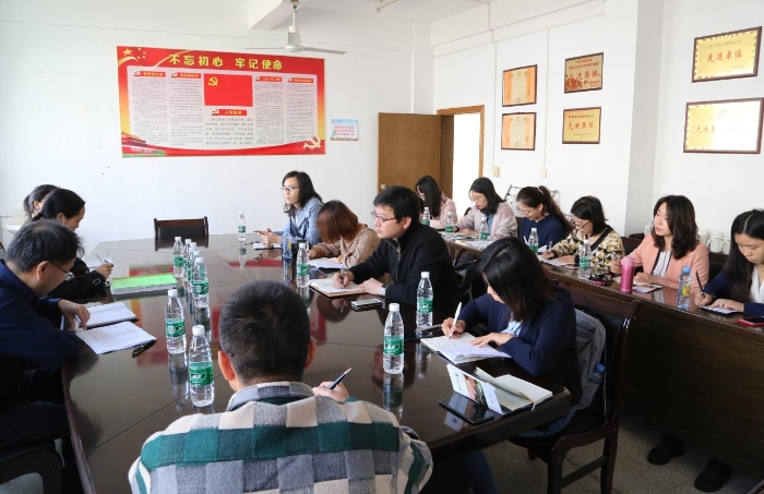 在龍南縣疾病預(yù)防控制中詳細(xì)詢問疫苗購買、存放、下發(fā)、接種等情況