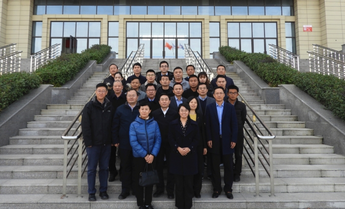 10 圖為國家藥典委員會(huì)一行與臨泉縣人民政府領(lǐng)導(dǎo)及相關(guān)部門、企業(yè)負(fù)責(zé)人合影留念。（記者 蔣守福 攝）.JPG