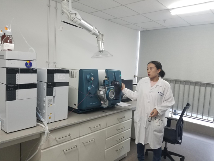 珠海市食品藥品檢驗(yàn)所藥品室主任熊瑛向采訪團(tuán)介紹該所先進(jìn)設(shè)備