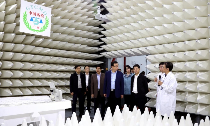 圖為廣西壯族自治區(qū)人民政府副主席李彬一行參觀廣西壯族自治區(qū)醫(yī)療器械檢測中心電磁兼容（EMC）檢測實(shí)驗(yàn)室。（程奇