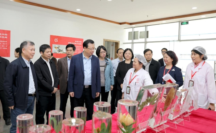 圖為廣西壯族自治區(qū)人民政府副主席李彬一行參觀廣西壯族自治區(qū)醫(yī)療器械檢測中心電磁兼容（EMC）檢測實(shí)驗(yàn)室。（程奇攝）