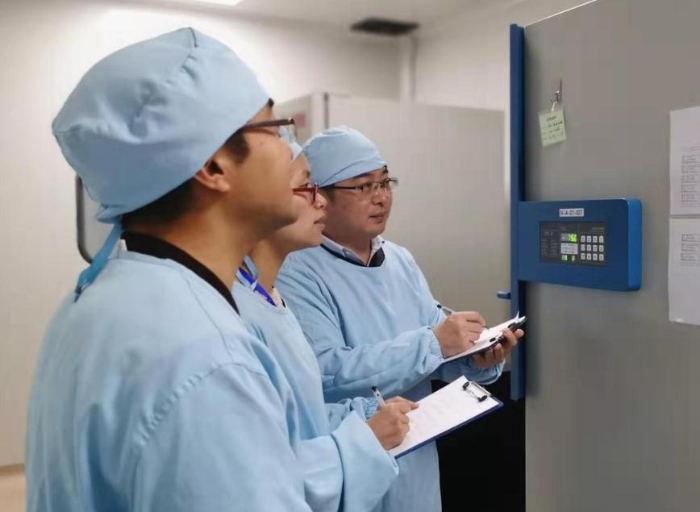 圖為派駐檢查員在疫苗生產(chǎn)企業(yè)檢查疫苗原液生產(chǎn)車間毒種庫(kù)（江蘇藥監(jiān)局供圖）