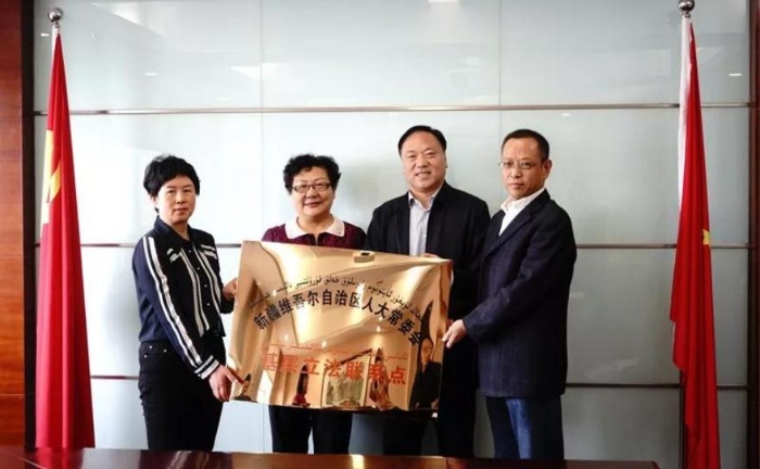 圖為授牌儀式現(xiàn)場。（新疆維吾爾自治區(qū)市場監(jiān)督管理局供圖）