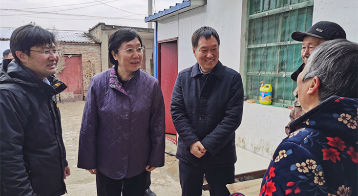 焦紅赴定點(diǎn)扶貧縣慰問(wèn)調(diào)研。