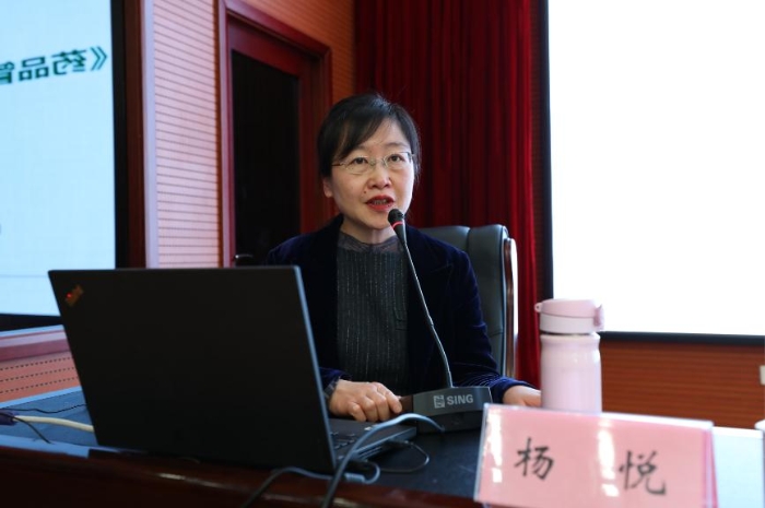 沈陽藥科大學(xué)教授楊悅在培訓(xùn)班上授課。（馬少賓 攝）