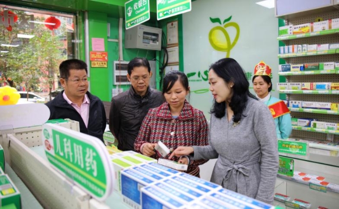 圖為檢查組在藥店進行檢查。（李舒雯攝）