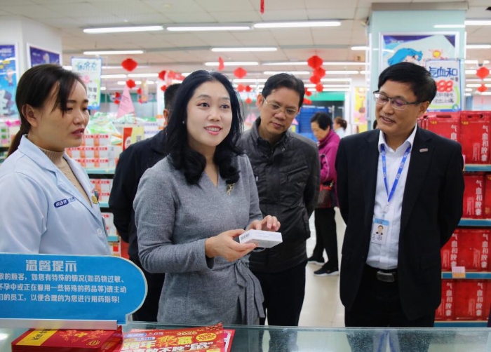 圖為檢查組在藥店進行檢查。李舒雯攝