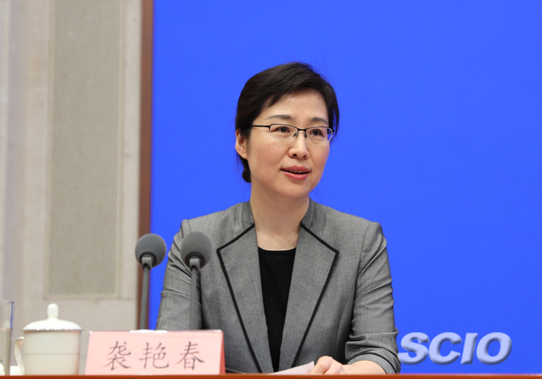 國新辦新聞局副局長、新聞發(fā)言人襲艷春（焦非 攝）