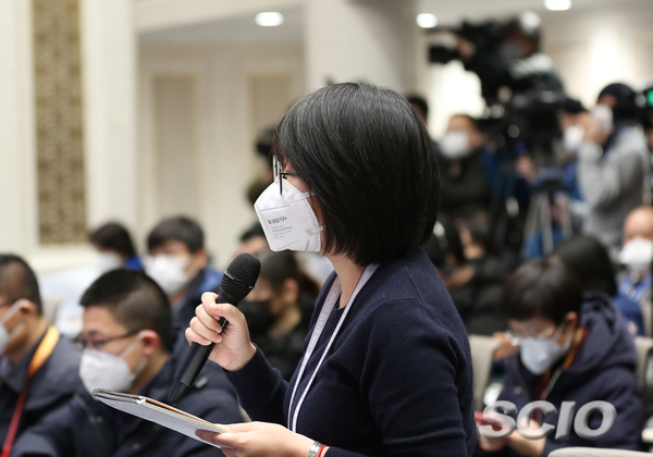 新加坡聯(lián)合早報記者提問（焦非 攝）