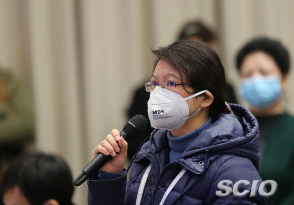 澎湃新聞記者提問（焦非 攝）