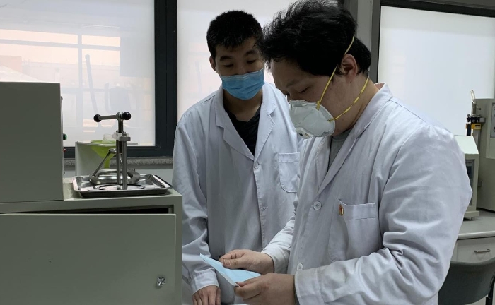 圖為醫(yī)用外科口罩測(cè)試樣品制備。（中國(guó)食品藥品網(wǎng)記者楊菲 攝）