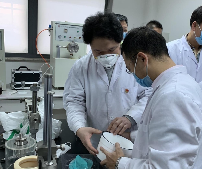 圖為醫(yī)用防護(hù)口罩過(guò)濾效率與氣流阻力測(cè)試。（中國(guó)食品藥品網(wǎng)記者楊菲 攝）