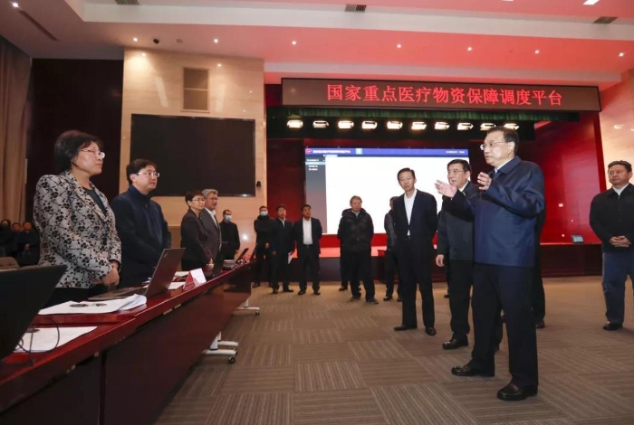 李克強(qiáng)來(lái)到國(guó)家重點(diǎn)醫(yī)療物資保障調(diào)度平臺(tái)現(xiàn)場(chǎng)督辦