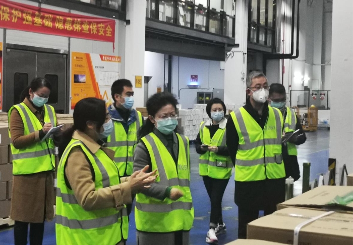 圖為檢查組在華潤集團廣東醫(yī)藥有限公司物流中心現(xiàn)場檢查。