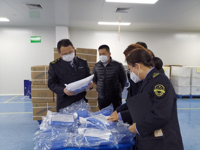 圖為威海市市場監(jiān)督管理局執(zhí)法人員在威海威高醫(yī)用材料有限公司進行現(xiàn)場檢查