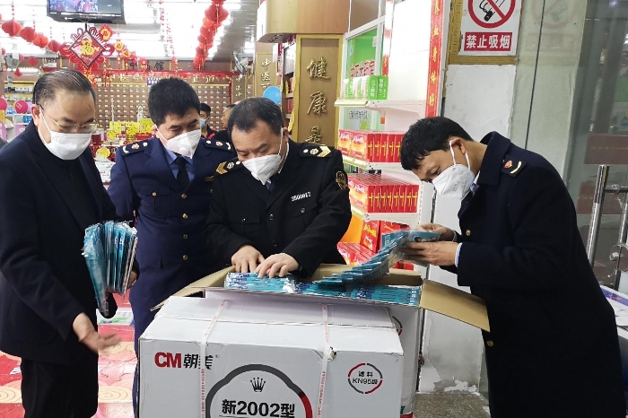 福建省藥品監(jiān)管人員對藥企藥店進行不間斷巡查檢查