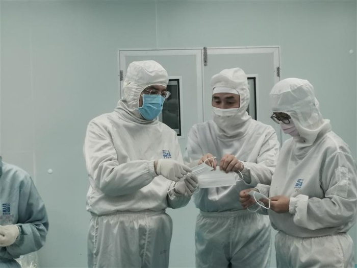 2月9日，海南省藥品監(jiān)督管理局黨組書記、局長賈寧帶隊赴海南康芝藥業(yè)股份有限公司，現(xiàn)場指導醫(yī)用口罩生產(chǎn)籌備工作。海南省局供圖