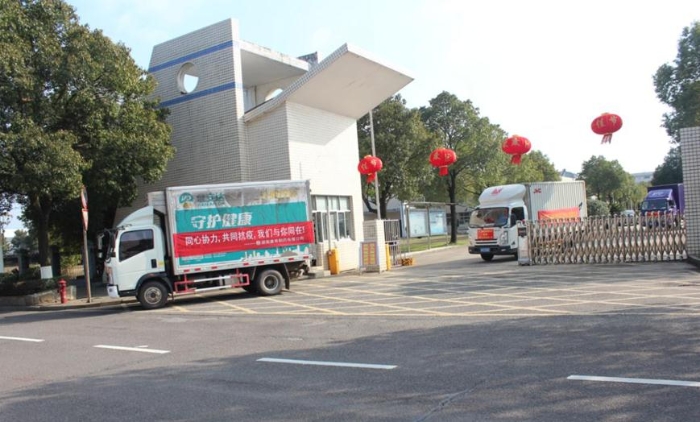 貨運(yùn)車隊(duì)滿載麻杏宣肺顆粒駛出廠區(qū)