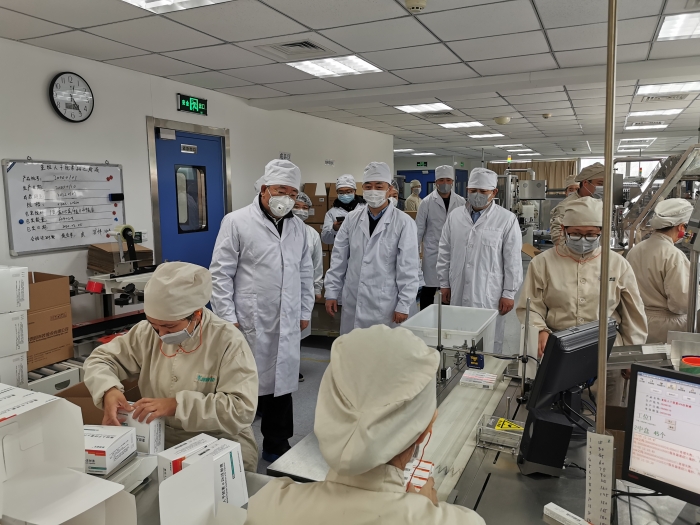 北京市藥監(jiān)局和原北京市食品藥品監(jiān)管局經(jīng)濟(jì)技術(shù)開發(fā)區(qū)分局組成督導(dǎo)組，到企業(yè)進(jìn)行督導(dǎo)檢查。（開發(fā)區(qū)分局供圖）