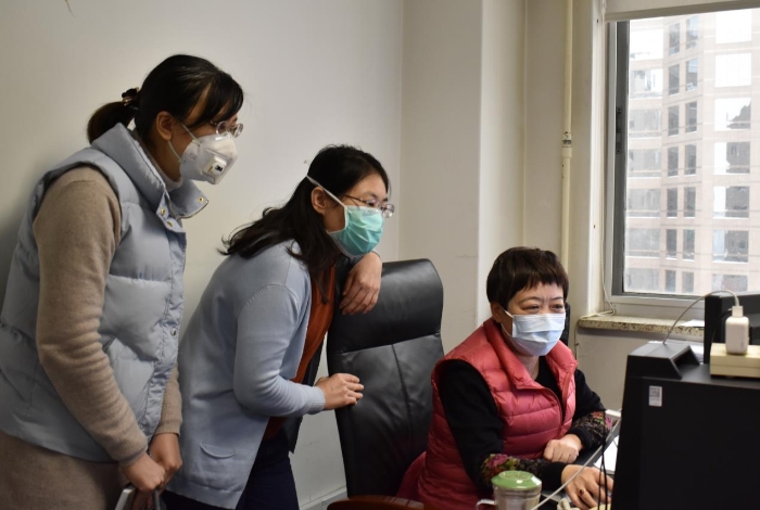 正在工作中的馬玉楠部長、劉宗英老師與劉麗鶴。