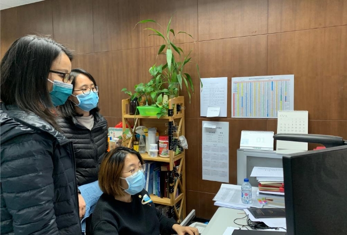 項目管理人正在溝通協(xié)調(diào)。