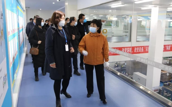 內(nèi)蒙古自治區(qū)市場監(jiān)管局黨組書記陳潔一行調(diào)研金海伊利乳業(yè)有限責(zé)任公司疫情防控和企業(yè)生產(chǎn)情況。自治區(qū)市場監(jiān)管局供圖