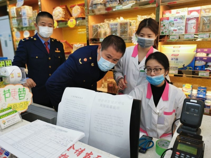 廈門市集美區(qū)市場(chǎng)監(jiān)管局檢查藥店疫情防控藥械供應(yīng)