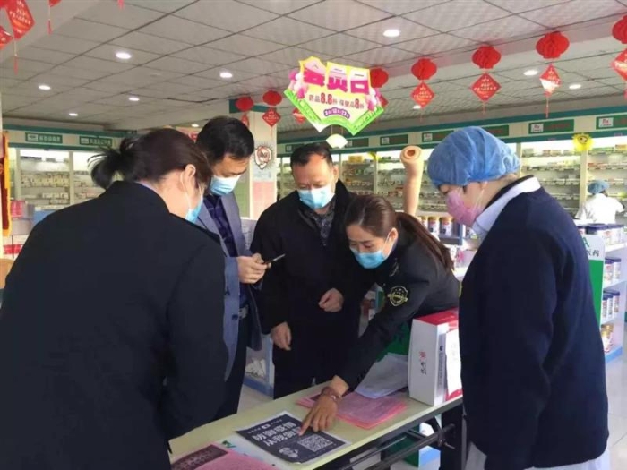 圖為該局執(zhí)法人員在一家藥店檢查。 (2)