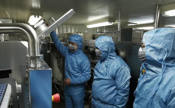 圖為劉文斌與武漢分局工作人員在國藥集團進行武漢血液制品現(xiàn)場檢查。（武漢分局供圖）