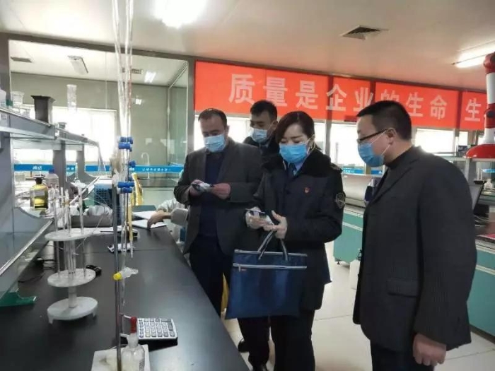 圖為喀什地區(qū)市場監(jiān)管局執(zhí)法人員正在檢查一家食品生產(chǎn)企業(yè)。（趙雅琴 攝）