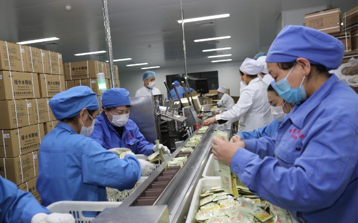 圖為新奇康藥業(yè)股份有限公司生產(chǎn)車間。